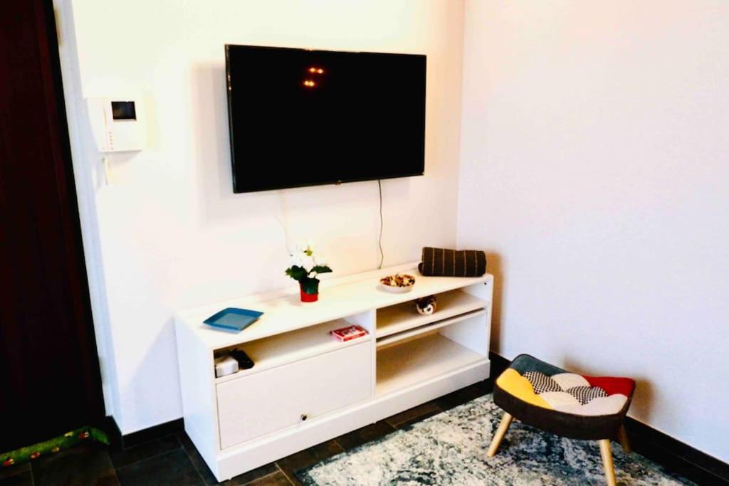 Attico Nel Cuore Delle Langhe - Free Parking Wi-Fi E Ac Alba  Esterno foto