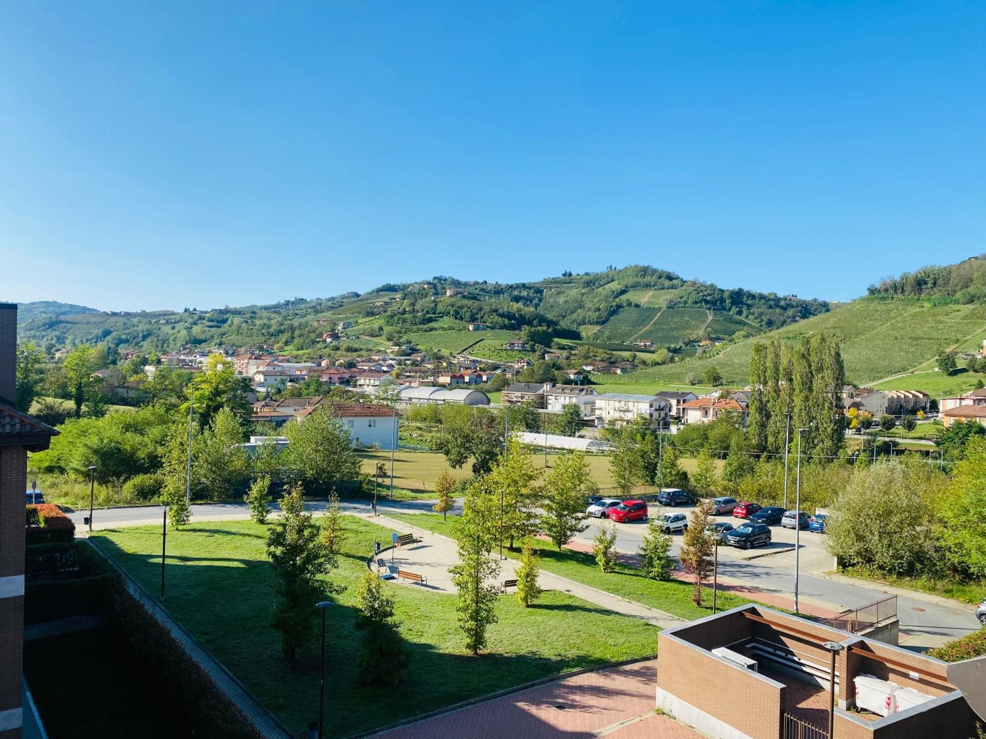 Attico Nel Cuore Delle Langhe - Free Parking Wi-Fi E Ac Alba  Esterno foto